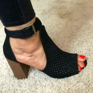 Universal thread black heels. Open toe.